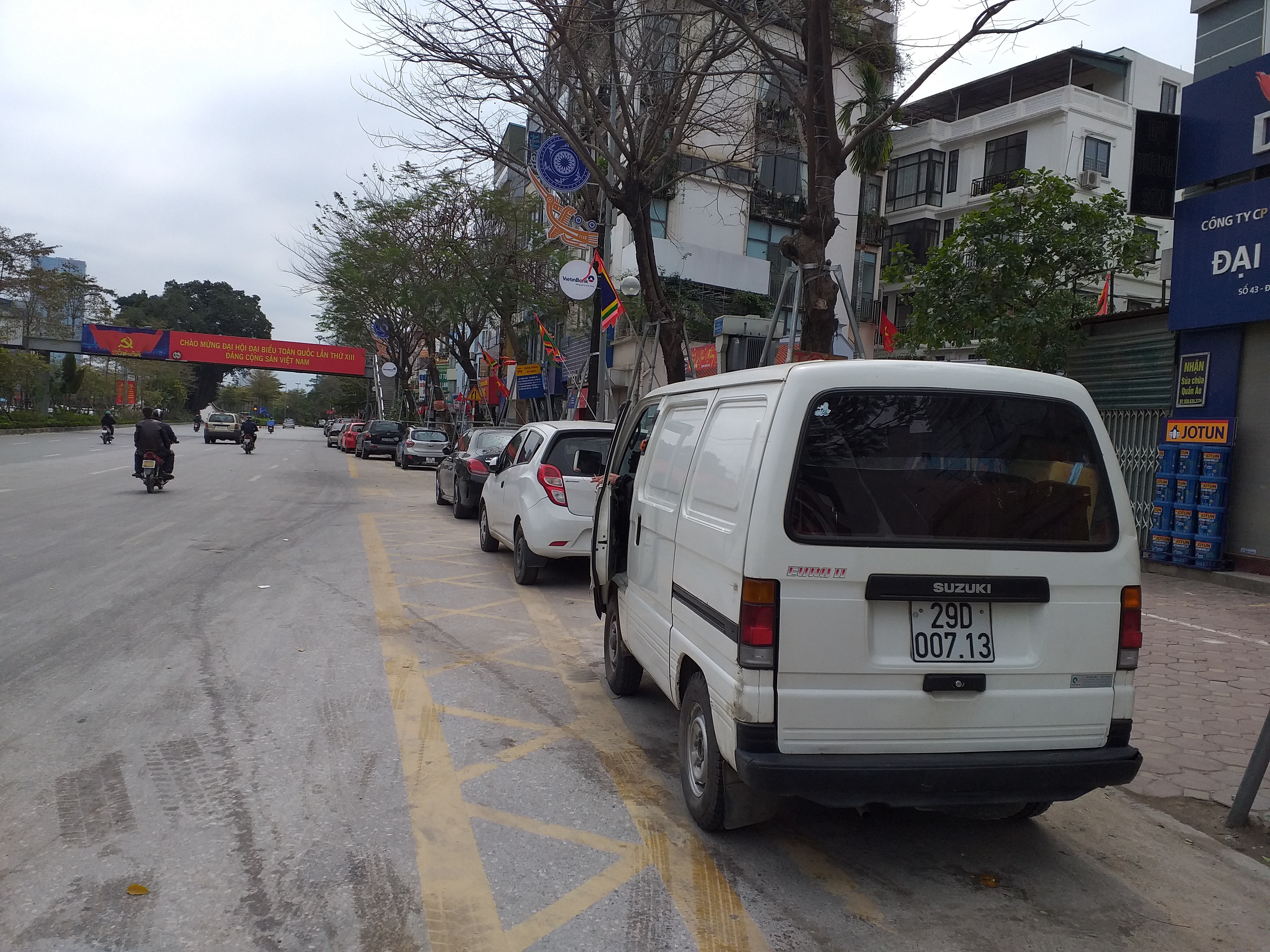 Đỗ xe cản trở lối vào điểm đỗ xe buýt